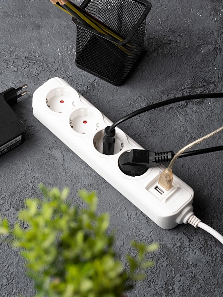 Удлинитель "Эксперт" 4 гнезда 2 метра 16А/3,5кВт с 2 USB 2,1А ПВС 3x1 EKF PROxima