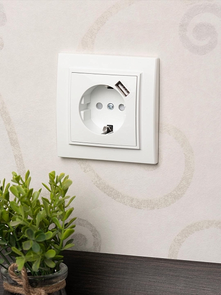 Розетка 1-местная СП с/з Минск 16А белая с защ. штор. с USB 1А EKF