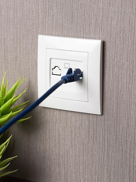 Валенсия розетка компьютерная RJ-45 1-местная белая EKF