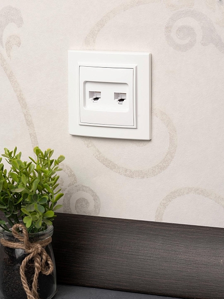 Розетка RJ-45 2-местная СП Минск белая EKF