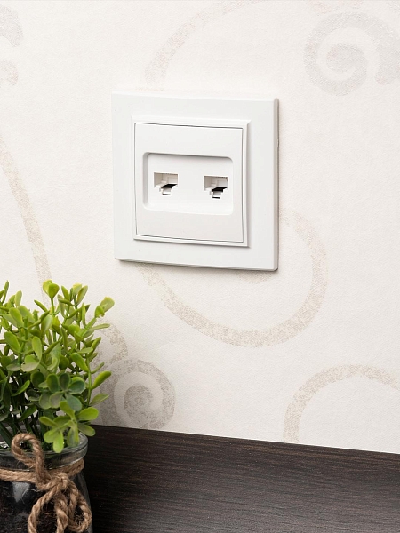 Минск Розетка RJ-45+Phone СП белая EKF